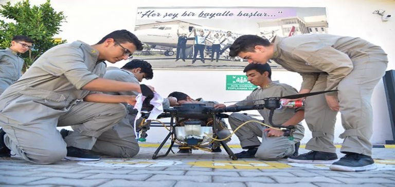 Lise öğrencilerinin ilaçlama dronu çiftçiye çare oldu
