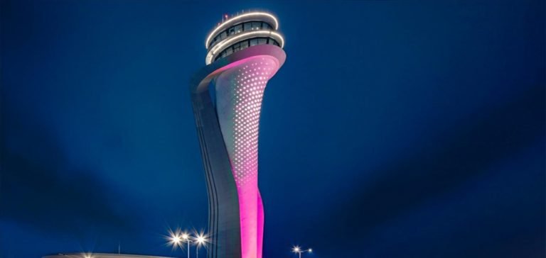 İstanbul Havalimanı kulesi meme kanseri farkındalığı için pembeye büründü