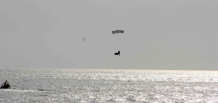 Yamaç paraşütü kapanan pilot 200 metreden denize indi