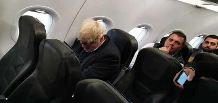 Boris Johnson Ekonomi Sınıfında İstanbul’a Uçarken Görüntülendi!