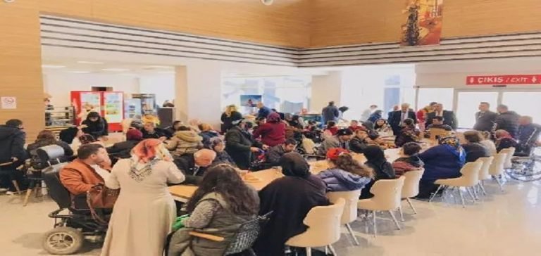 Özel çocuklar için havalimanında doğum günü etkinliği