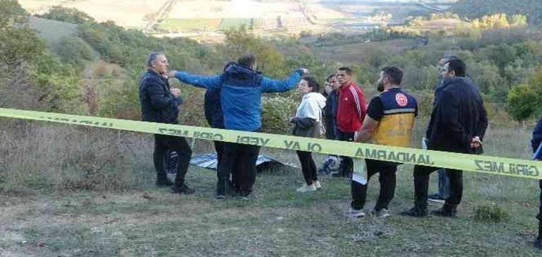 Paraşütte asılı kalan asistan düşerek öldü