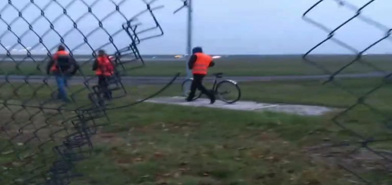 Protestocular kendilerini uçak pistine yapıştırdılar, havalimanı kapandı