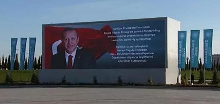 Semerkant Havalimanı’nda Cumhurbaşkanı Erdoğan’ın fotoğrafı yansıtıldı