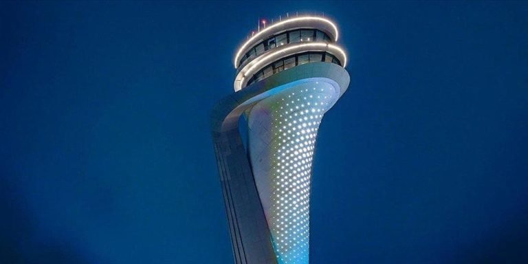 İstanbul Havalimanı Trafik Kontrol Kulesi çocuk hakları için maviye büründü