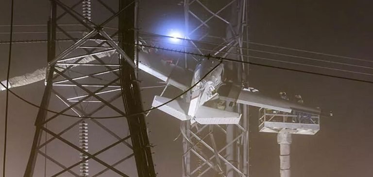 Küçük uçak elektrik direğine saplandı: 2 yaralı