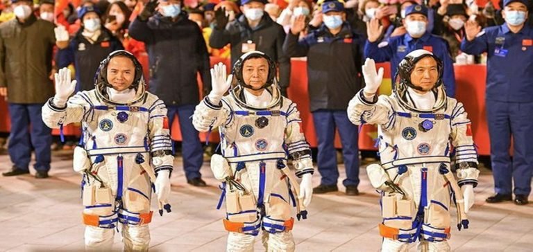 Çin uzay istasyonuna yeni taykonot ekibini yolladı