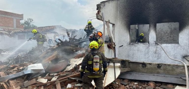 Kolombiya’da uçak yerleşim bölgesine düştü: 8 ölü