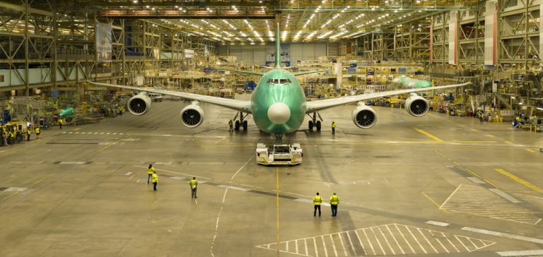 Son 747 uçağı, Boeing Everett Fabrikası’ndan ayrılıyor