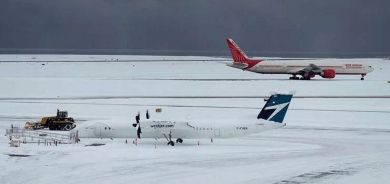 Kanada’da uçak seferlerine kar engeli
