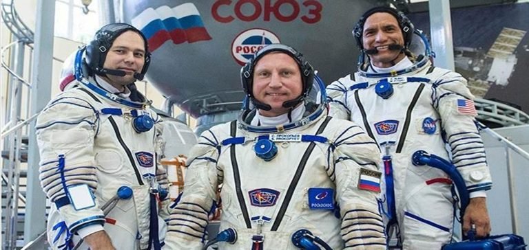 Soyuz aracındaki sızıntı nedeniyle Rus kozmonotların uzay yürüyüşü iptal edildi