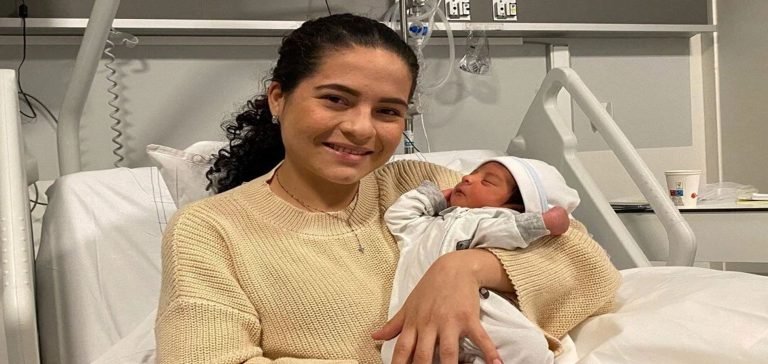 Hamile olduğunu bilmeyen kadın uçak tuvaletinde doğurdu