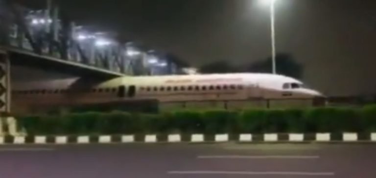 Uçak köprüye sıkıştı