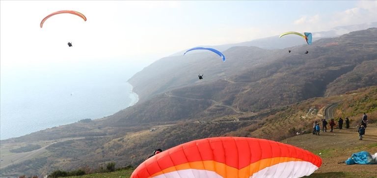 Uçmakdere paraşüt tutkunlarına kışın da ev sahipliği yapıyor
