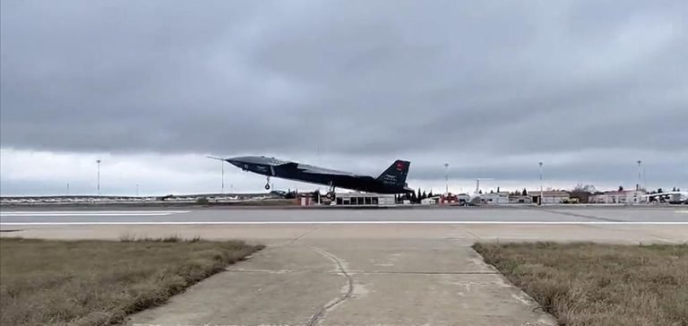 Türkiye’nin ilk insansız savaş uçağı Bayraktar Kızılelma ayaklarını yerden kesti