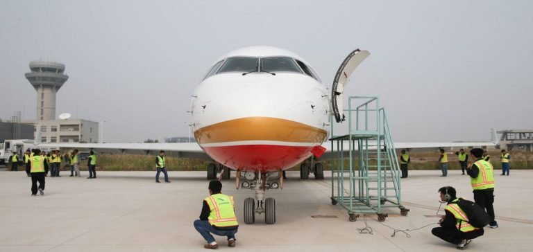 Çin’in yerli yolcu uçağının ilk teslimatı Endonezya’ya yapıldı