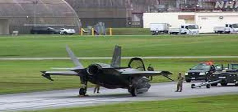 Japonya’daki ABD savaş uçağı arıza nedeniyle iniş takımlarının üzerine çöktü