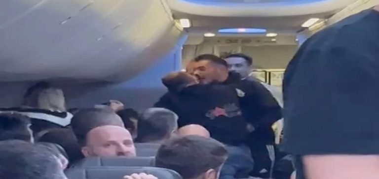 İstanbul uçağında kavga çıktı. Uçak pist başından geri döndü