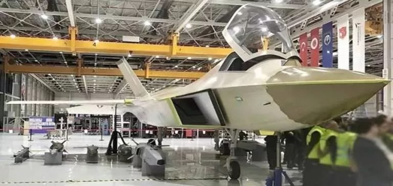 Milli Muharip Uçak’ın motoru takıldı