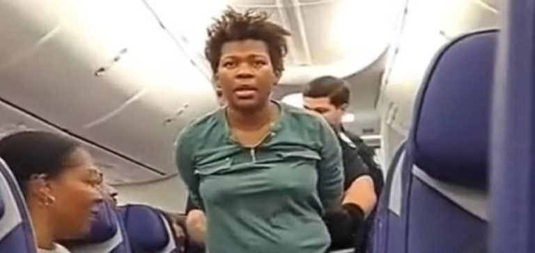 Yaptıkları ile uçağı birbirine kattı