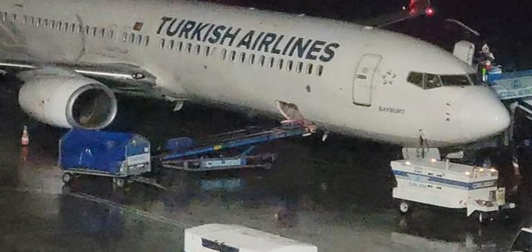 Yolculara havada yanan uçak fotoğrafı atınca bomba araması yapıldı