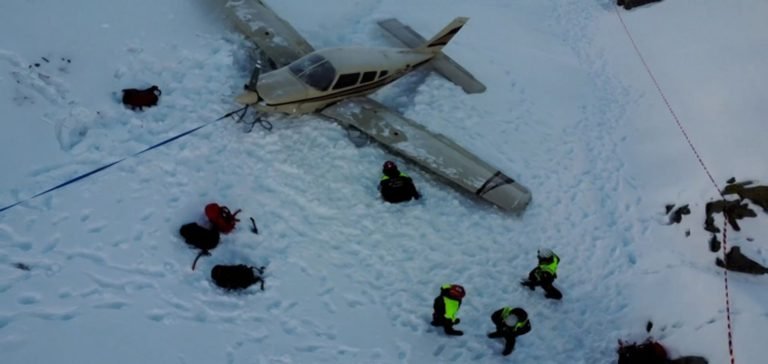 İtalya’da küçük uçak Alpler’e acil iniş yaptı