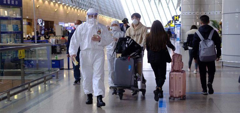 Çin 3 yıl sonra sınırları açtı. Gümrük kapılarındaki yolcu ve yük geçişleri normale döndü.