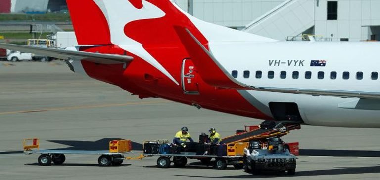 İçinde 100 yolcu bulunan uçak, Sidney’e acil iniş yaptı