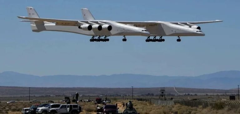 Dünyanın en büyük uçağı test uçuşunu tamamladı