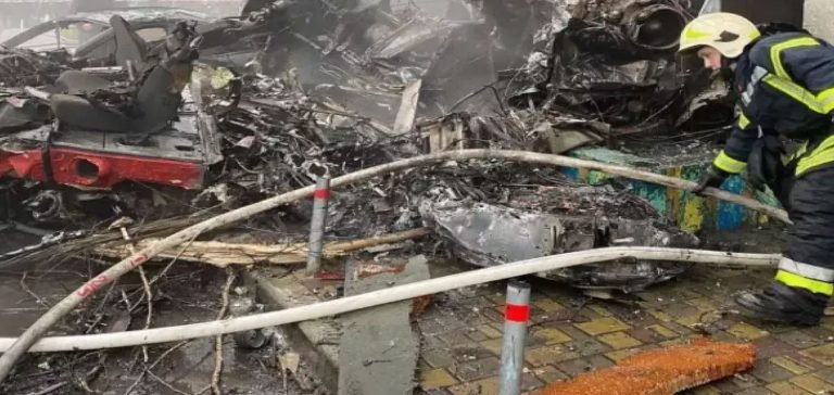 Ukrayna’nın Brovary kentinde bir binanın üzerine helikopter düştü