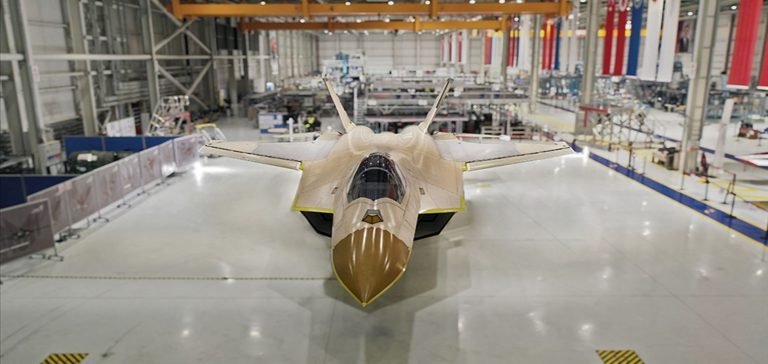 Milli Muharip Uçak hangardan çıkmaya hazırlanıyor