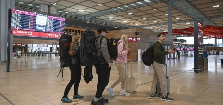 Berlin’de tüm yolcu uçuşları iptal edildi