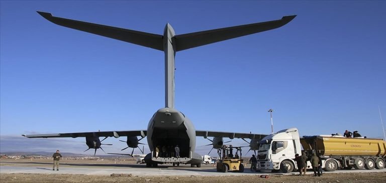Uşak’tan 2 uçakla deprem bölgesine battaniye sevkiyatı yapıldı