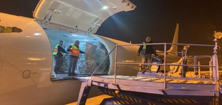 Azerbaycan’ın insani yardımlarını taşıyan uçak Adana’ya ulaştı
