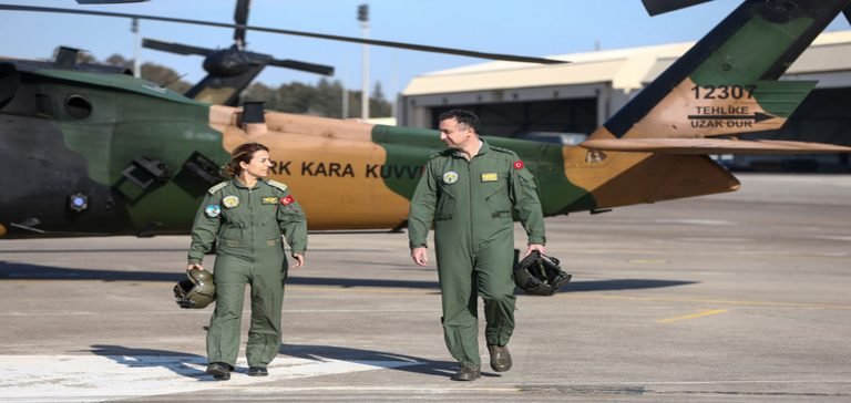 Burcu Yarbay, depremzedelere helikopterle yardım ulaştırıyor