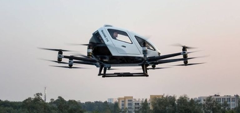 Dünyada ilk: Uçan taksi yolcularla birlikte semada!