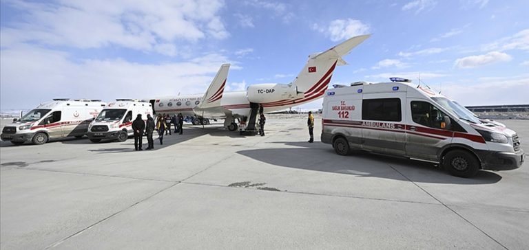 Devletin hava araçları, yüzlerce yaralı depremzedenin imdadına yetişti