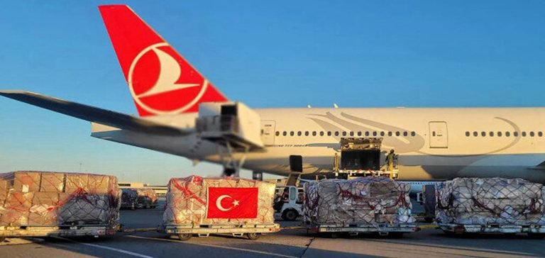 San Francisco’da depremzedeler için toplanan yardım malzemelerini THY teslim aldı