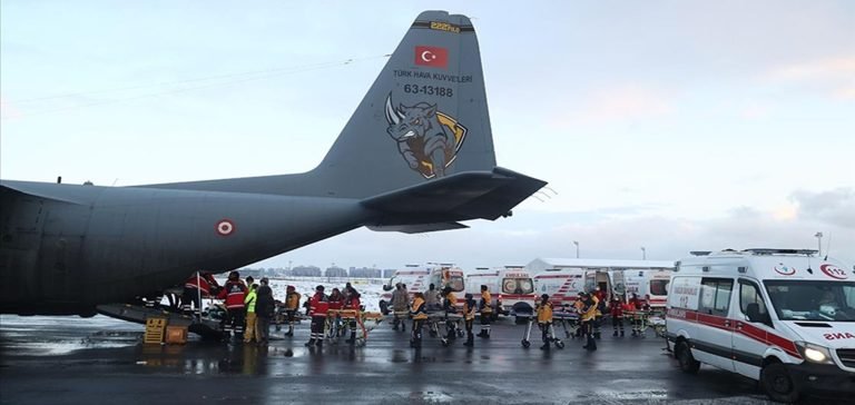Depremde yaralanan 31 kişi TSK’nın kargo uçağıyla İstanbul’a getirildi
