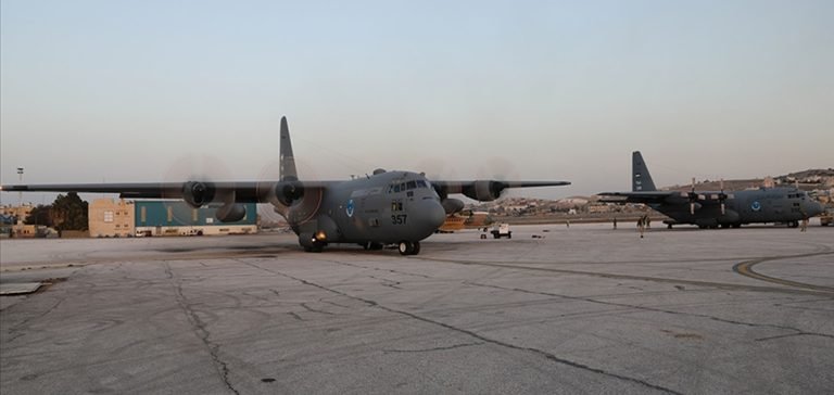 Ürdün, Türkiye’ye içinde depremzedeler için 480 çadır bulunan 2 askeri uçak gönderdi