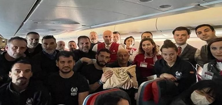 THY’den İspanyol arama kurtarma ekibine bröve hediyesi