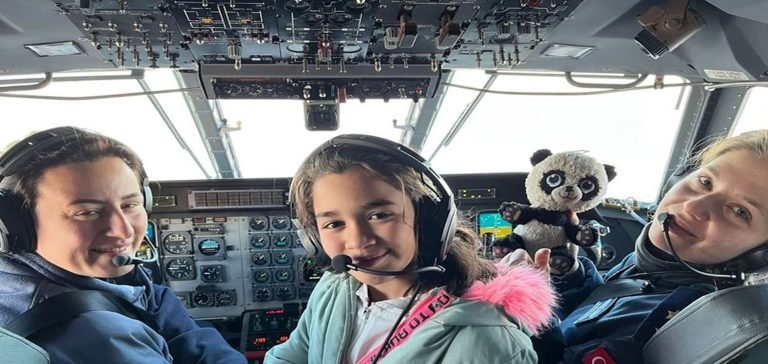 Türk Hava Kuvvetleri pilotları depremzede çocukları kokpitte ağırladı