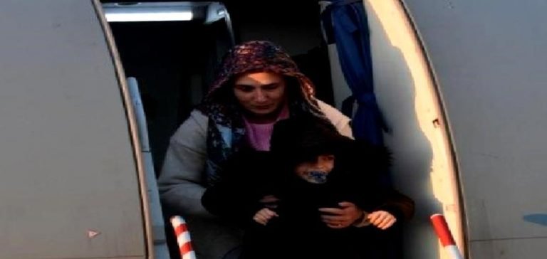 Deniz Kuvvetlerine ait uçaklar tahliyelere devam ediyor