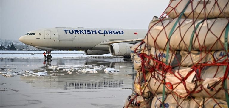Sabiha Gökçen Havalimanı’ndan deprem bölgesine sevkiyatlar aralıksız sürüyor