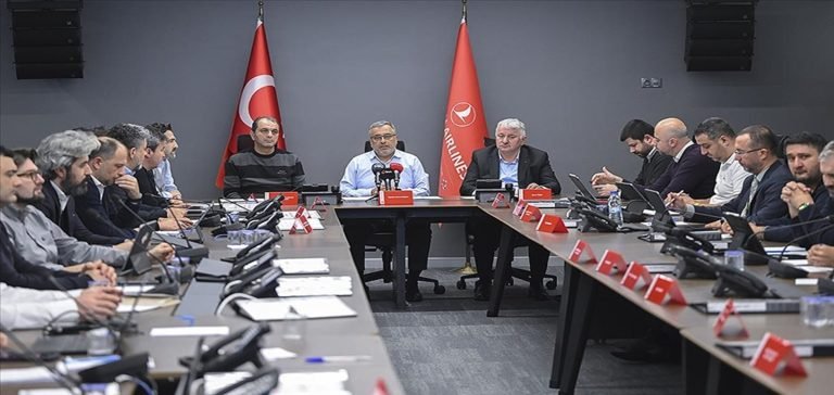 THY, ekipleri ve gönüllüleri deprem bölgesine taşımayı sürdürüyor