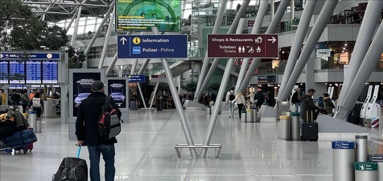 Almanya’nın Kuzey Ren Vestfalya eyaletinde grev nedeniyle 325’ten fazla uçuş iptal edildi