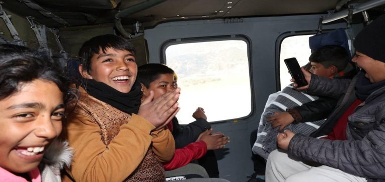 Depremzede çocukların helikoptere binme hayali gerçek oldu