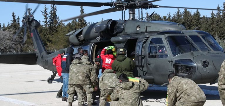 TSK, Adıyaman’ın köylerine helikopterlerle yardım ulaştırılıyor