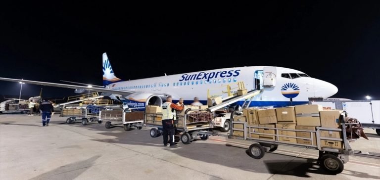 SunExpress’in Almanya’dan gelen yardımları taşıyan ilk kargo uçağı Antalya’ya ulaştı