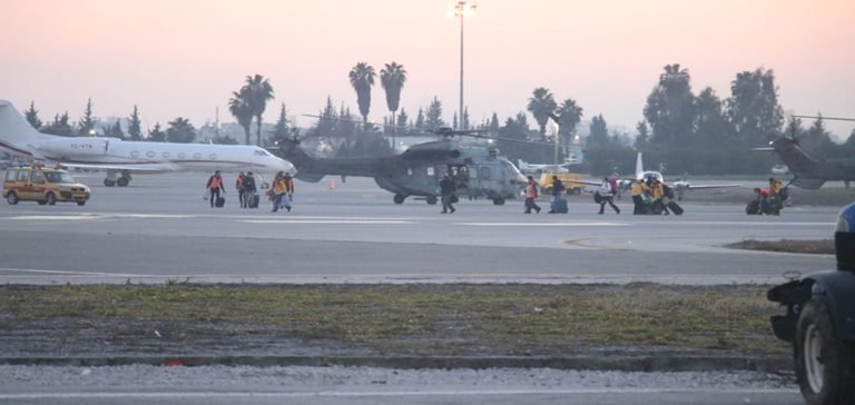 Deprem bölgelerinin “lojistik üssü” Adana Havalimanı’nda hareketlilik sürüyor